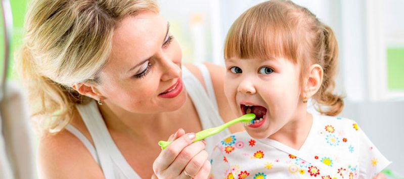 Saiba como fazer o uso correto da pasta de dentes na escovação infantil